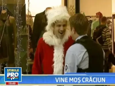 Stefan Banica filmeaza in costum de Mos Craciun, la peste 30 de grade!