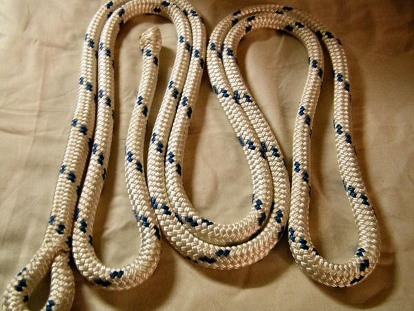 Si-a legat fiica de maini si de picioare ca sa nu plece la intalnire!