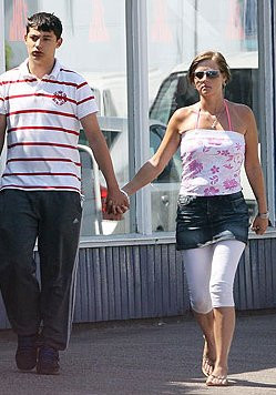 O englezoaica, mama a sase copii, a fugit cu cel mai bun prieten al fiului!