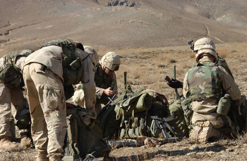 Doi militari romani, raniti in Afganistan