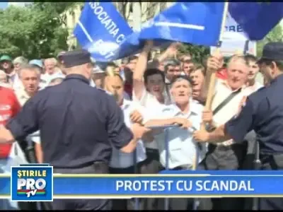 Protest violent al fermierilor in fata Guvernului