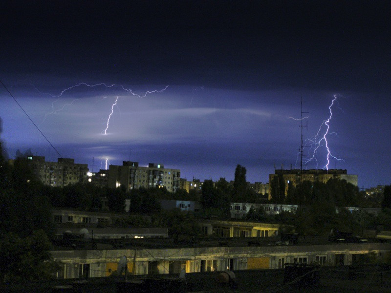Grindina, vijeliile si ploile torentiale vor cuprinde judetele din vest. Intervalul de vreme rea