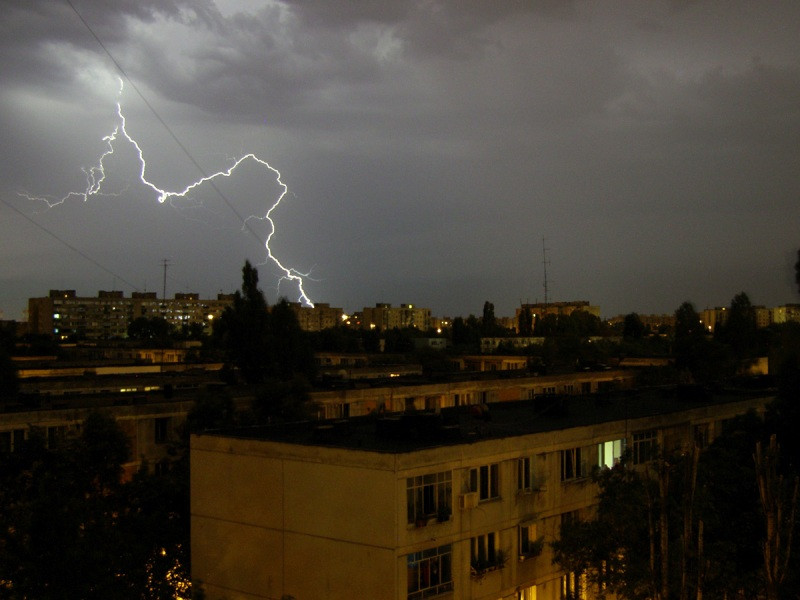 Capitala a fost vineri de doua ori sub avertizare nowcasting de furtuna si grindina