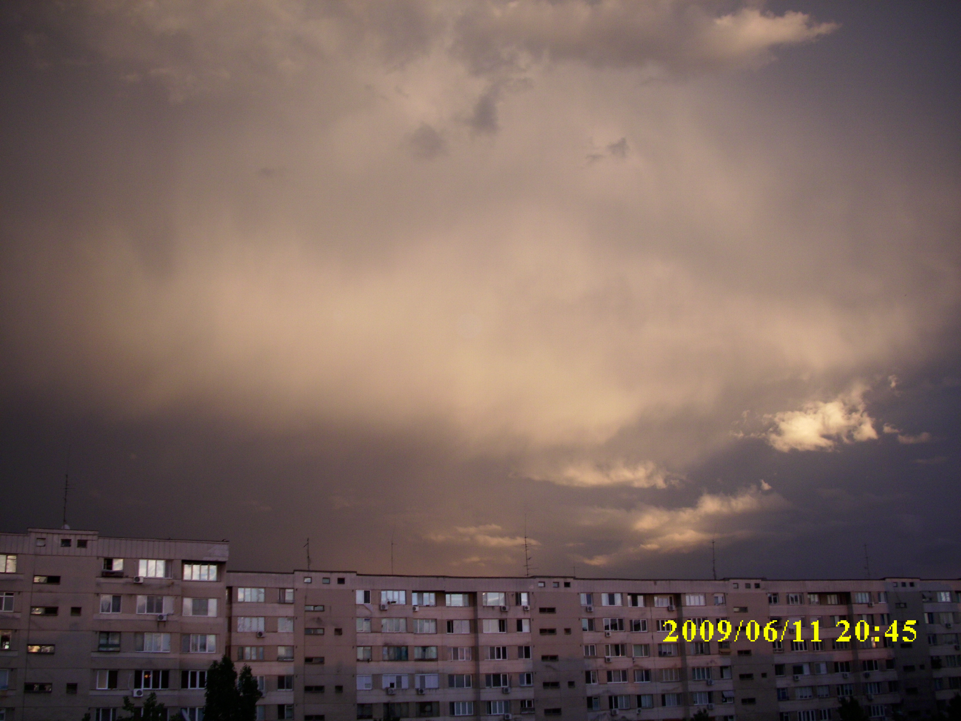 Furtuni violente in sudul Italiei! A murit inecata in lift!