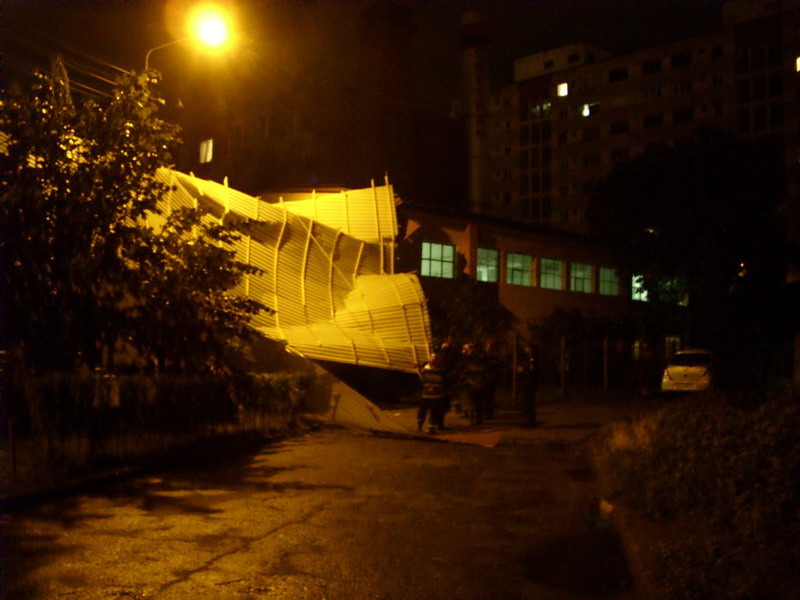 Urmarile furtunii de miercuri noaptea: panou infipt in masina!