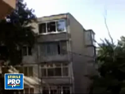 Nesimtire curata! Isi arunca molozul pe geamul apartamentului!