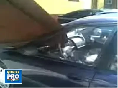 Urmarile furtunii de miercuri noaptea: panou infipt in masina!