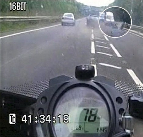 Inconstienta sora cu moartea! S-a filmat pe motor cu 299 km/h