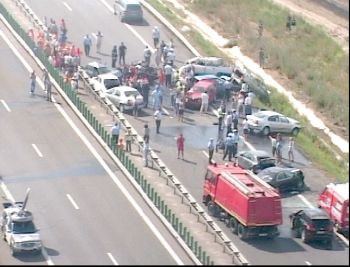 Carambol pe o autostrada din Statele Unite! 25 de masini distruse!
