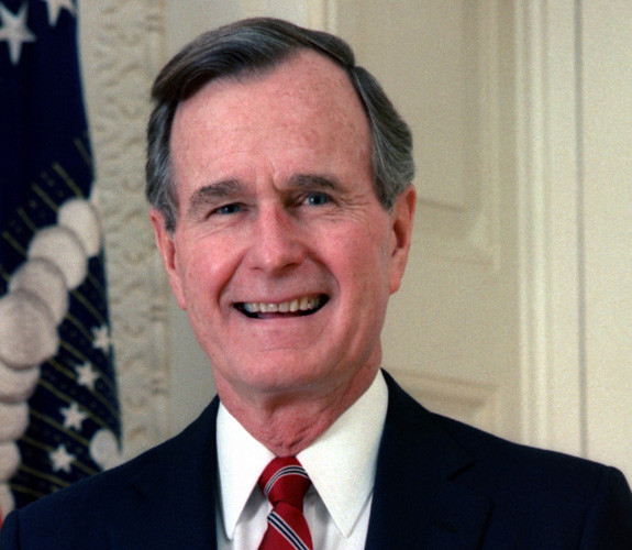 George Bush Senior isi sarbatoreste cei 85 de ani... in aer!