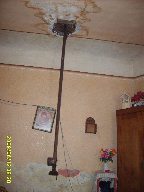 Din cauza furtunii, o teava a strapuns acoperisul unei case din Lugoj