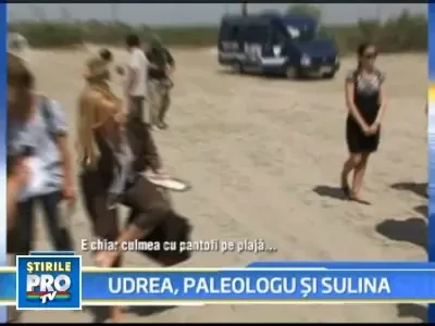 Elena Udrea si ministrul culturii, desculti pe plaja din Sulina!