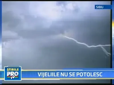 Noapte de cosmar in mai multe zone ale tarii! Furtuna a facut prapad!