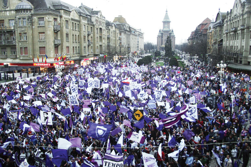 Zilele furiei la Timisoara. Mii de suporteri au demonstrat in centrul orasului: "Poli suntem noi!"