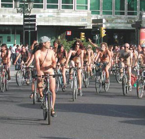 Fara poluare si fara haine! Vezi aici imagini de la intrecerea nudistilor!