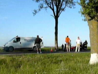 Impact violent intre un microbuz si un autoturism, pe DN79: un mort, un ranit si trafic blocat