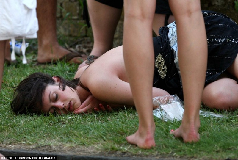 Gata cu sesiunea! Betii, lesinuri si orgii la Cambridge!