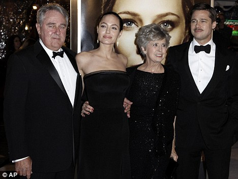 Familia lui Brad Pitt face acte de caritate!