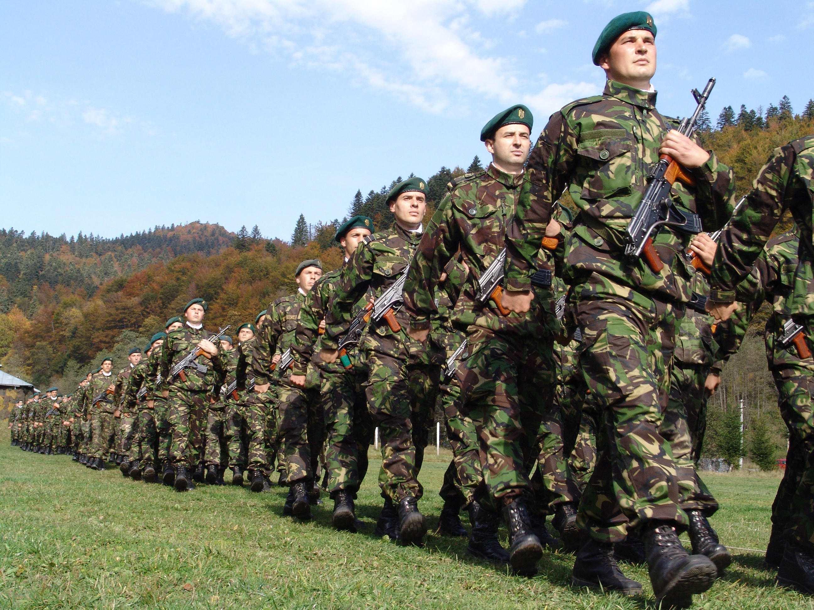 Militarii vor primi din nou sporuri de confidentialitate si radiatie