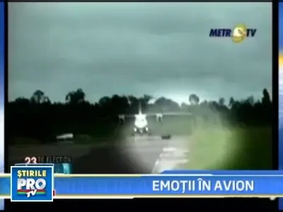 Avion iesit de pe pista din cauza unui caine!