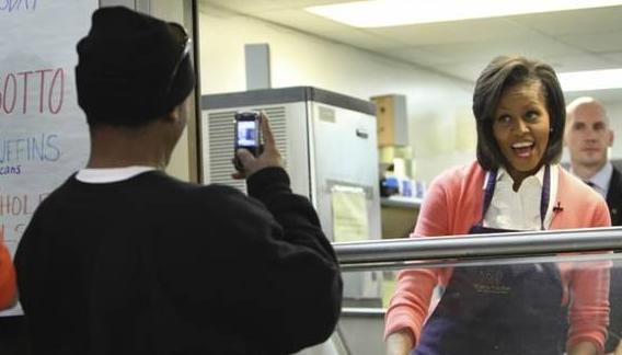 Fara job sau casa, dar cu BlackBerry-ul de 500 de dolari la cantina!