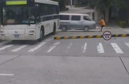 IMAGINI SOCANTE! Spulberat de masina la doar 1 m de trecerea de pietoni!