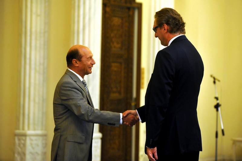 Basescu a pierdut "lupta" cu centimetrii!