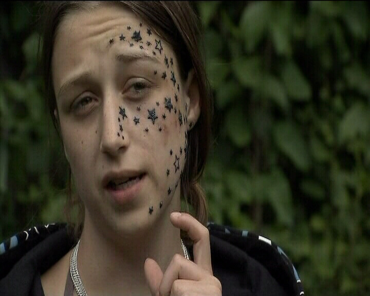 El i-a tatuat unei fete 56 de stelute pe obraz! Si e roman, zic englezii!