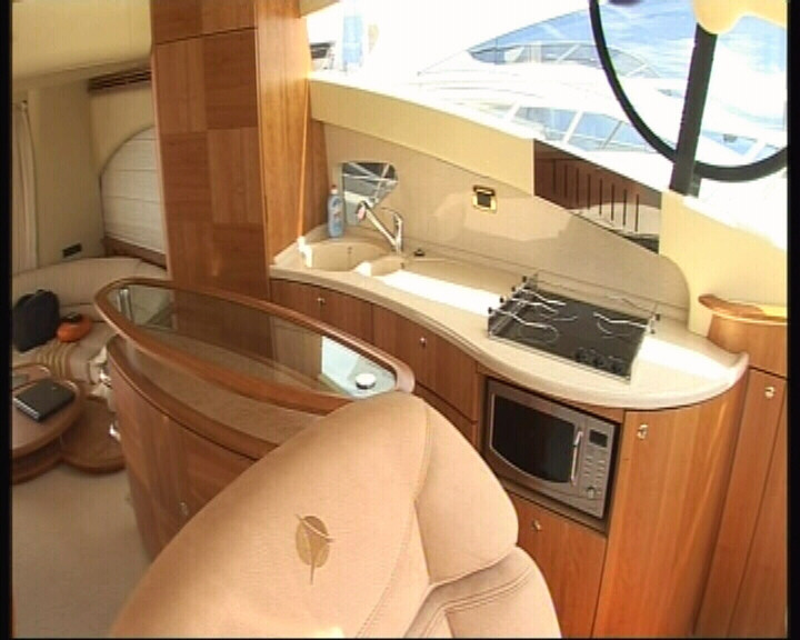 Ambarcatiuni de lux la pret redus. Cum sunt reducerile pentru milionarii afectati de criza