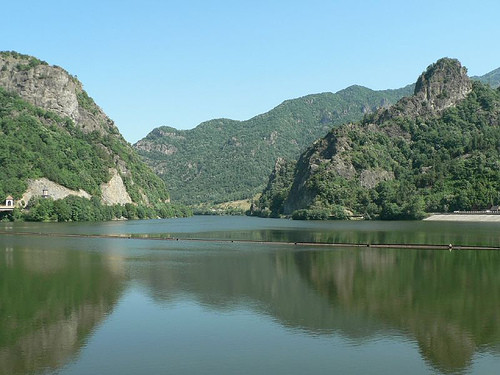 O fata de 14 ani a fost inghitita de apele raului Olt