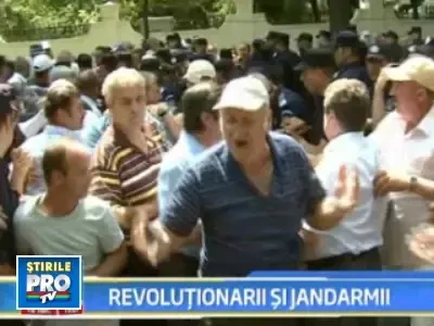 Aproape 200 de revolutionari au blocat joi Soseaua Kiseleff