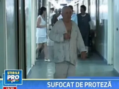 Si-a inghitit proteza in timp ce era la masa!