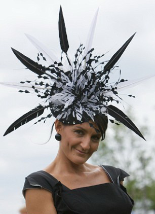 Accesoriile sezonului: palarii spectaculoase, posete in culori tari si blanuri