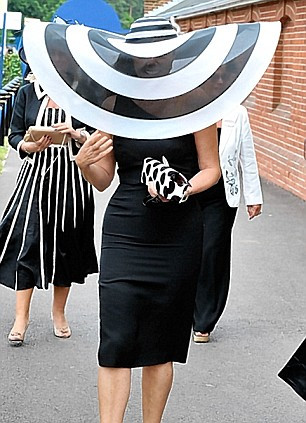 Palarii animal print sau supradimensionate. Afla ce accesorii se poarta