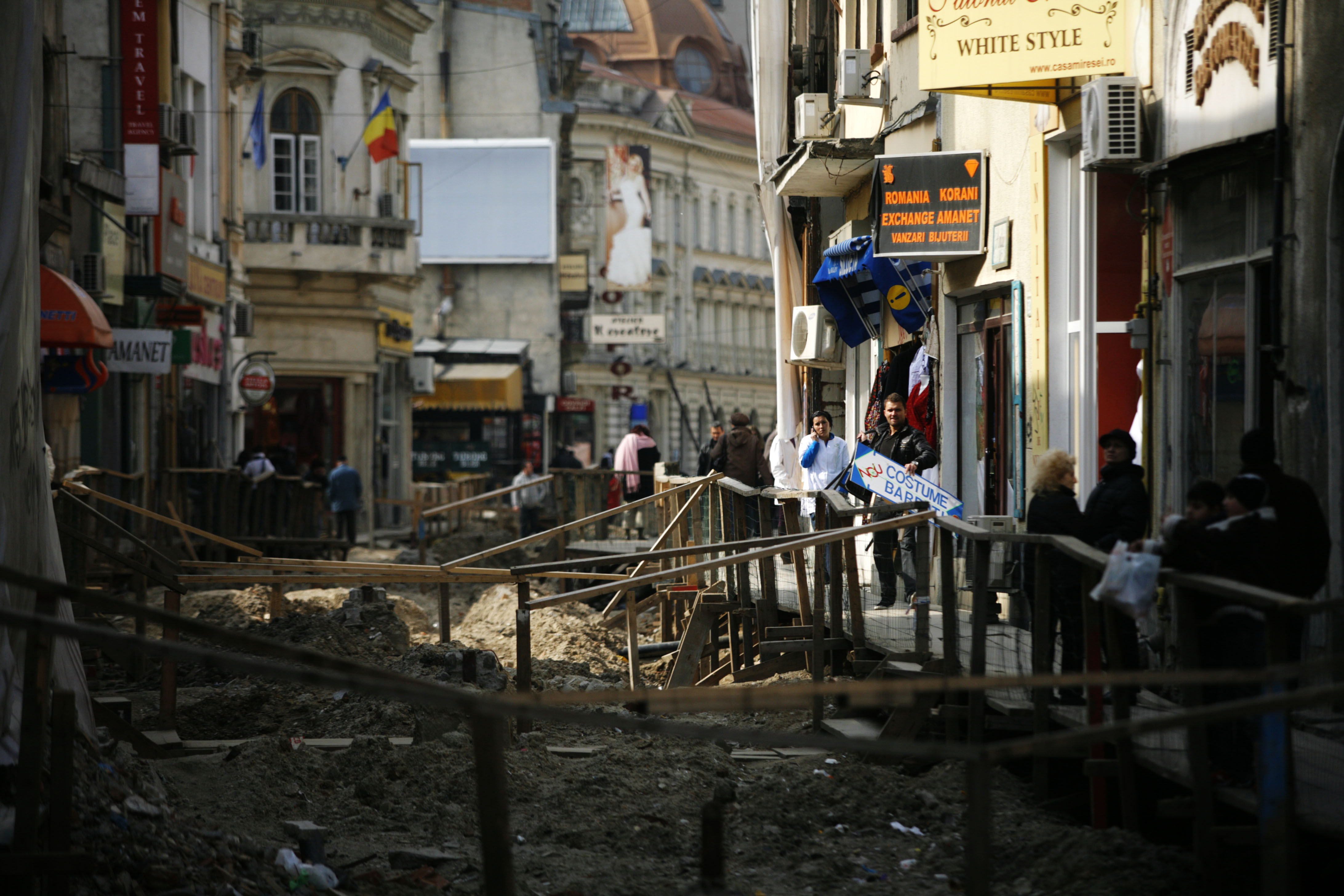 Casa in care intrasera abuziv s-a prabusit peste ei!
