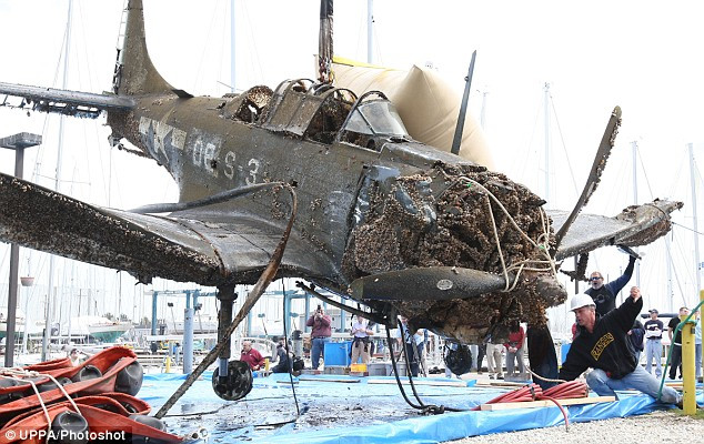 Avion din Al Doilea Razboi Mondial, scos aproape intact din lacul Michigan