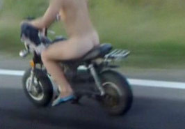 Pe scuter, in pielea goala! Vezi VIDEO