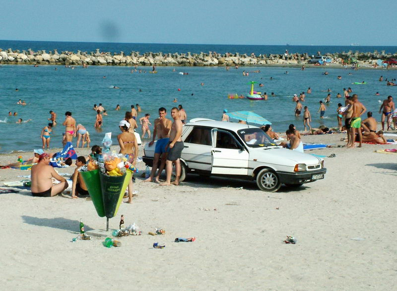 Coji de seminte, mucuri de tigari si multa nesimtire. Pe litoralul romanesc