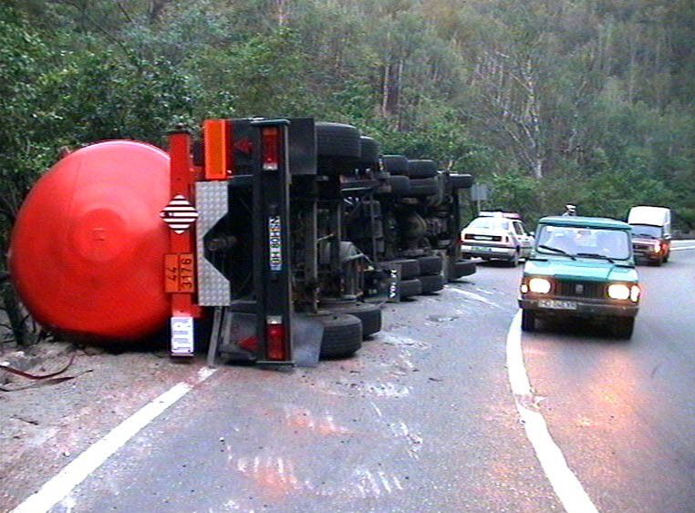 Neatentie la volan. O cisterna incarcata cu azot lichid s-a rasturnat in apropiere de Huedin