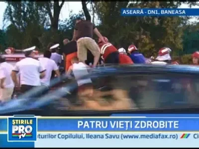 S-au infipt cu masina in parapetul de pe pasarela Baneasa!