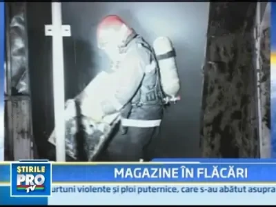 Un incendiu puternic le-a distrus magazinele, neasigurate