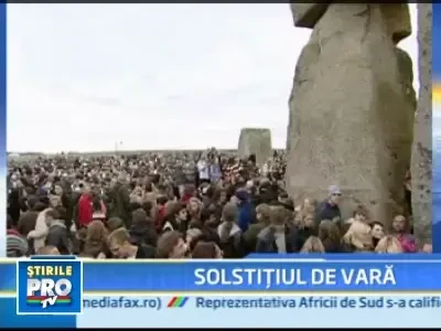 Invazie la Stonehenge! 36.000 de oameni serbeaza cea mai lunga zi din an