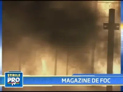 Un incendiu puternic le-a distrus magazinele, neasigurate