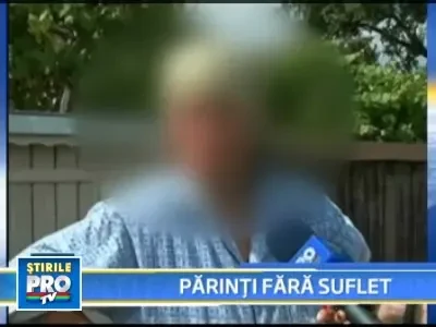 Grija de mama! Isi tine copilul legat de gard!