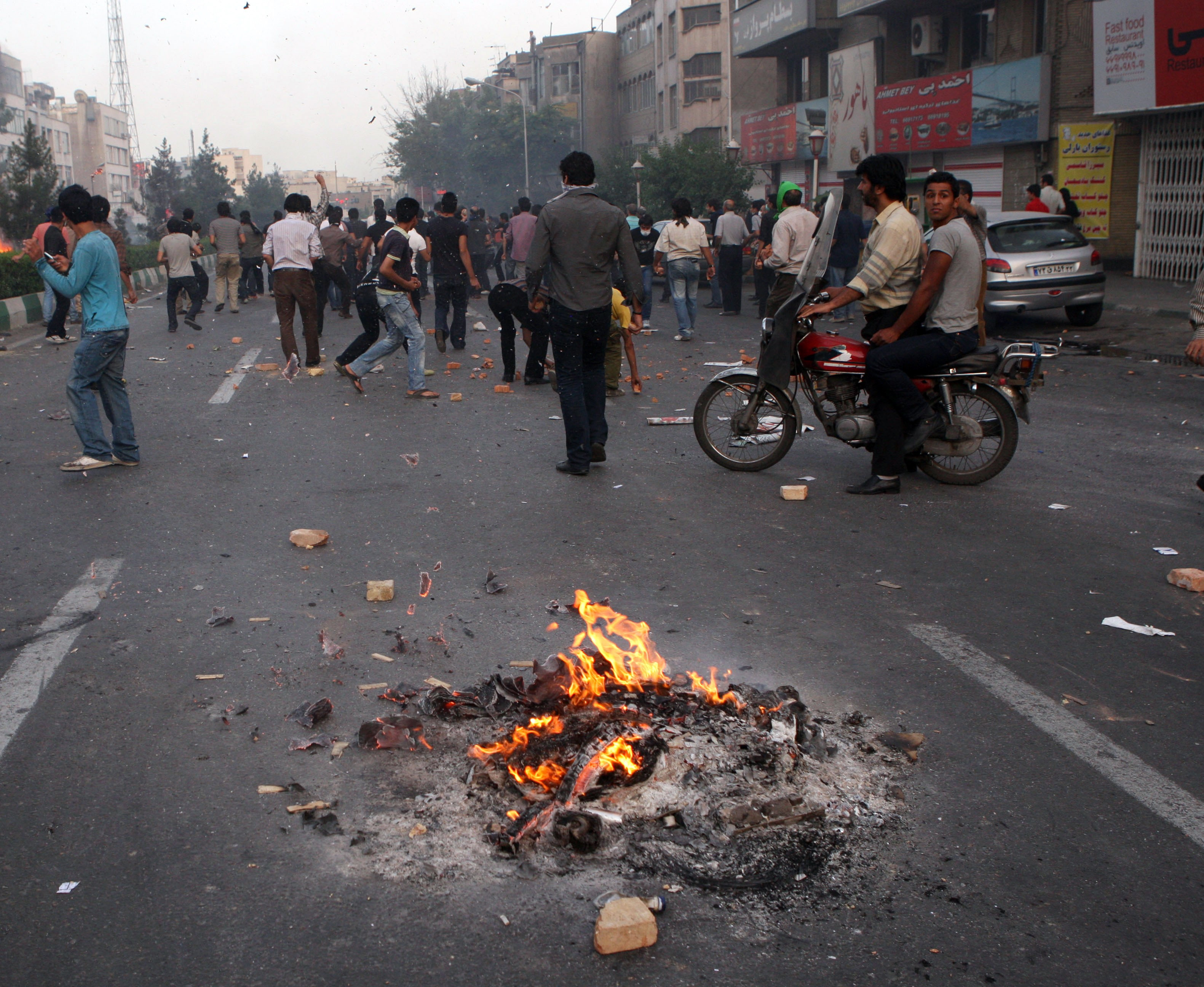 Guvernul din Iran, pus la colt de clericii care il sustineau!