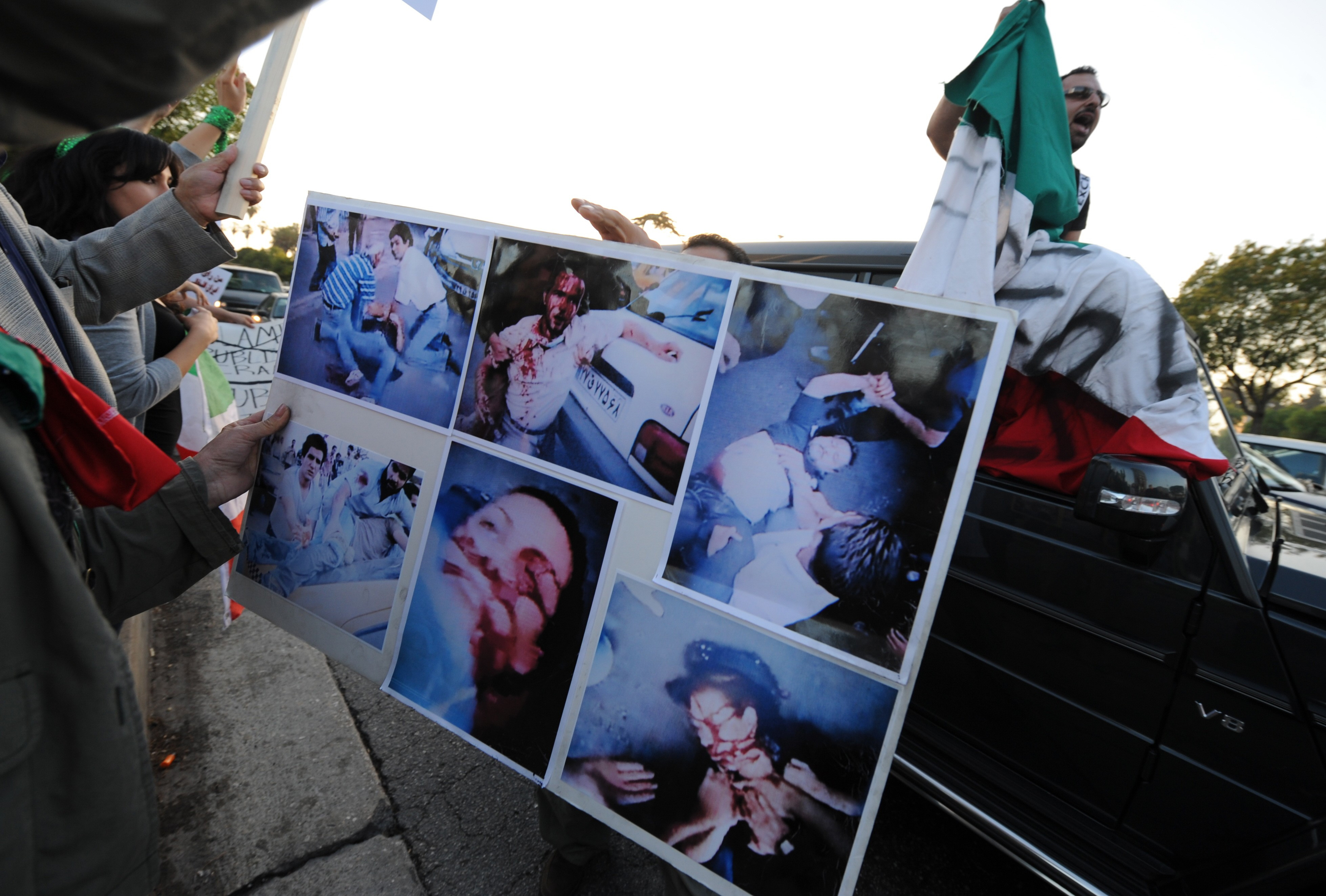 Eroina din Iran:"Merita sa merg la demonstratii, chiar daca risc un glont"