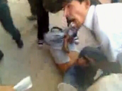 Iran: cine contesta realegerea lui Ahmadinejad este batut crunt