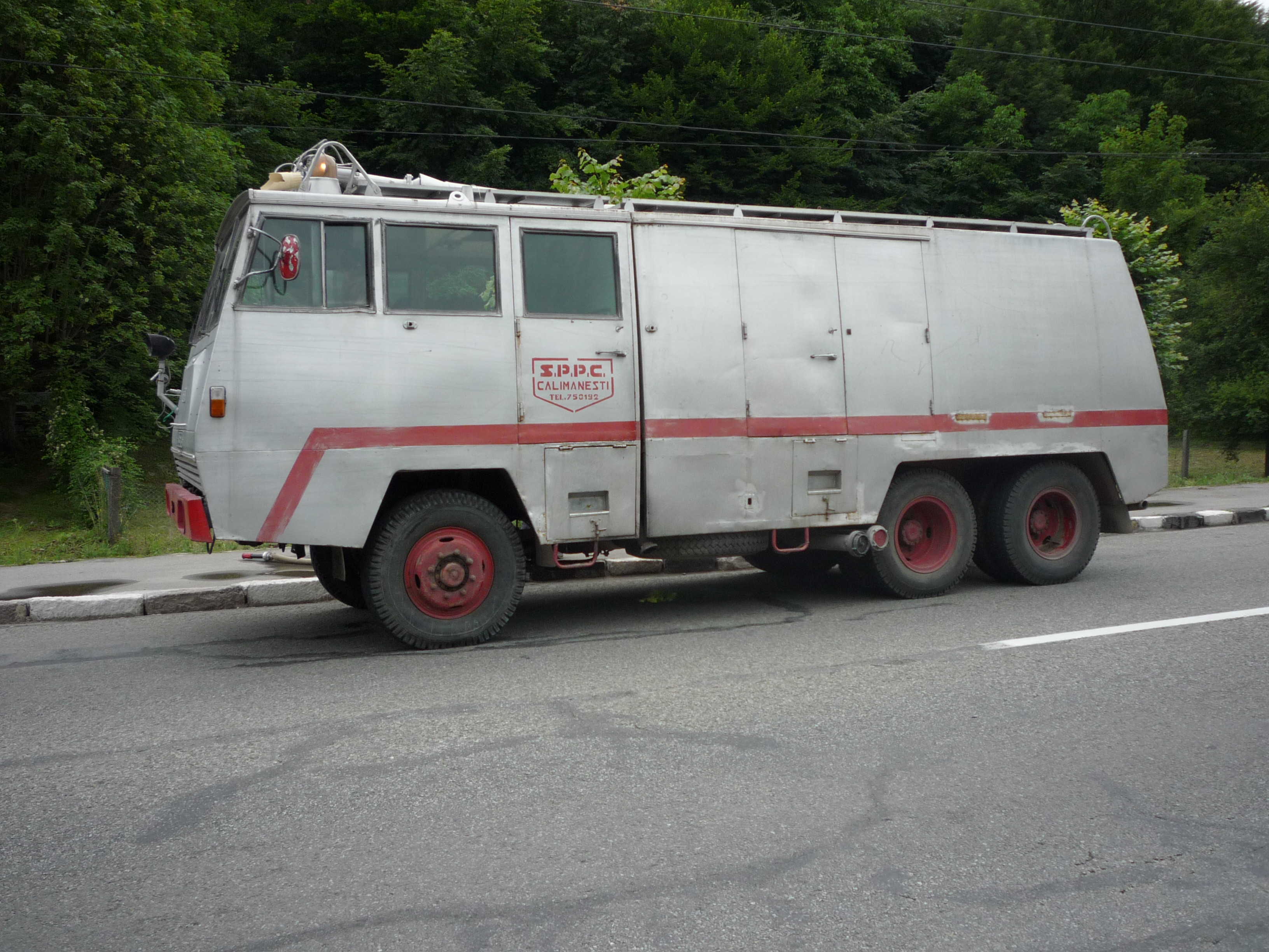 La ce foloseste masina de pompieri? La udatul florilor!