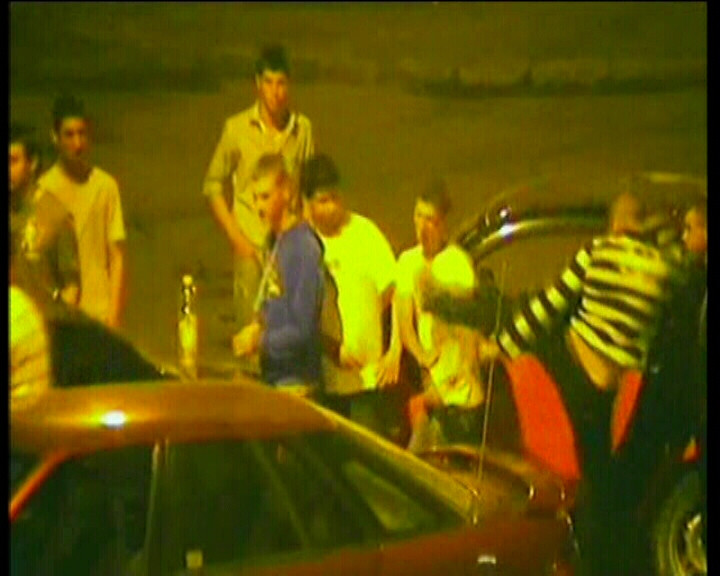 11 studenti filmati in timp ce isi imparteau cu sete pumni si picioare!