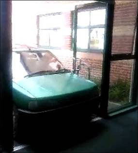 Cu masina la scoala. Prin scoala, mai precis!